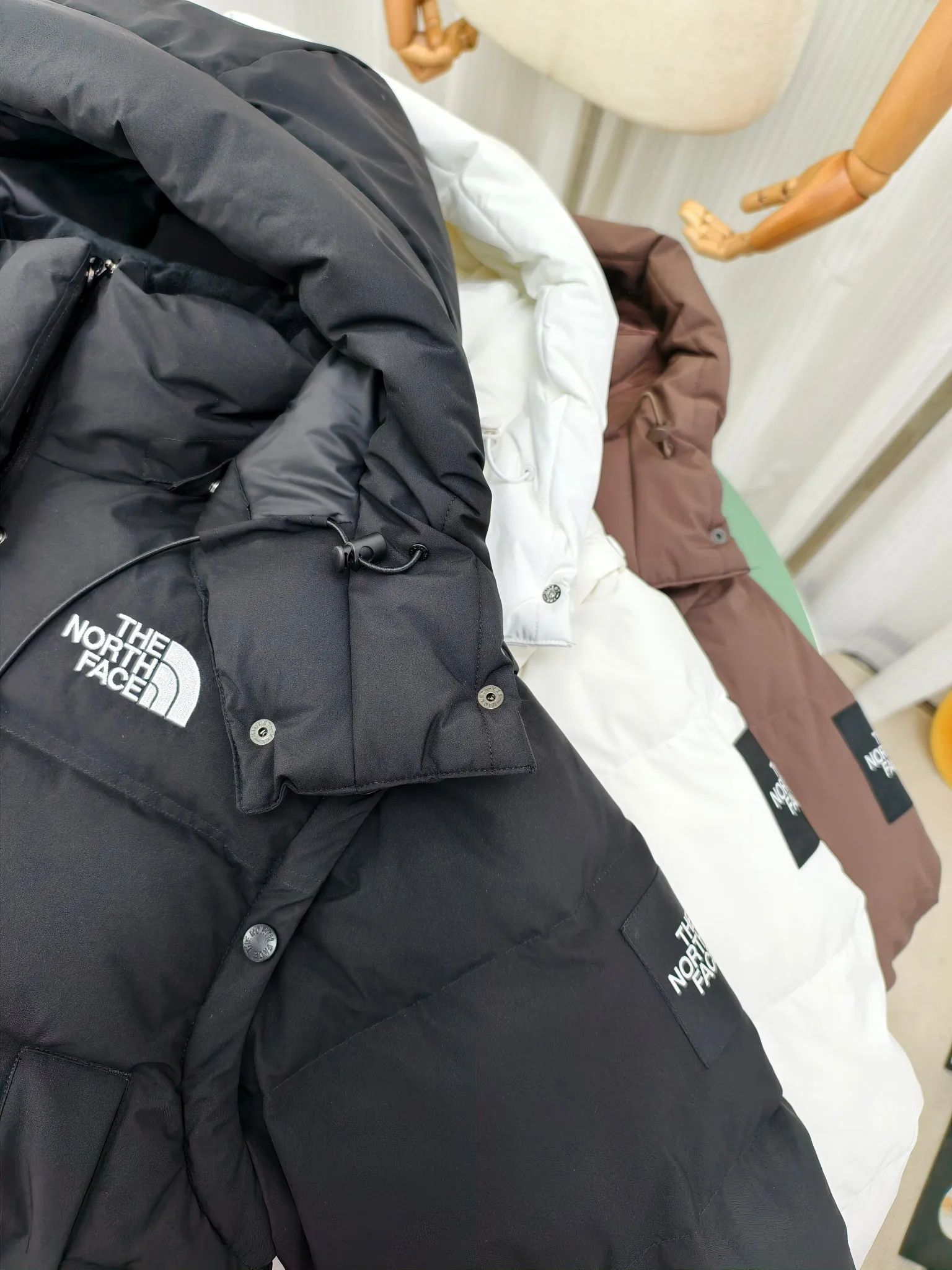 Women's model 💰P380 Style number: Y 165 The north face 🇰🇷Korean limited edition 2-in-1️⃣ short shoulder sleeve down jacket. Made of windproof fabric and high-density physical wind barrier, it can effectively reduce heat loss due to convection while also protecting the body's microclimate. The interior is filled with extremely fluffy duck down, which has high energy-keeping properties and is lightweight and warm. Two-wear design, the sleeves can be attached and removed at will through the wrap-around zippers on both sides, and the jacket turns into a vest in an instant, making it a two-wear suit, suitable for changing seasons. The embroidered brand LOGO is smooth and fine, full of texture and more recognizable. The hem is adjustable and has a built-in drawstring buckle, which can be adjusted and retracted at will, allowing for more dressing possibilities. (Sleeves are removable) Color: Brown Black White Size: XS-XL